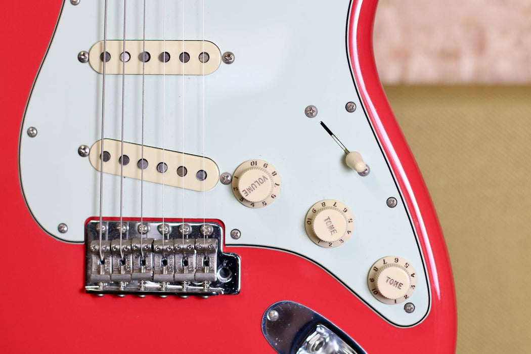 2018 Fender Classic Series '60s Stratocaster Nitro Lacquer, Pau Ferro Fingerboard, Fiesta Red w/Fender Hardcase + Custom Shop Pickups - Pre-owned