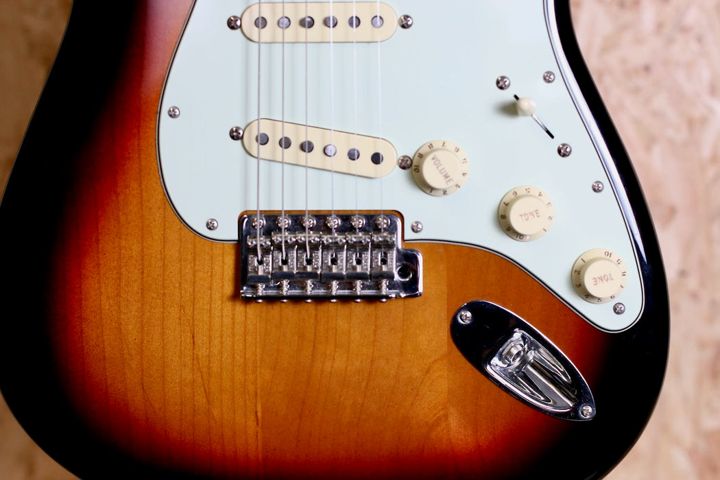 2020 Fender Mex Vintera 60's Stratocaster 3TS Sunburst w/Gigbag - Pre-owned