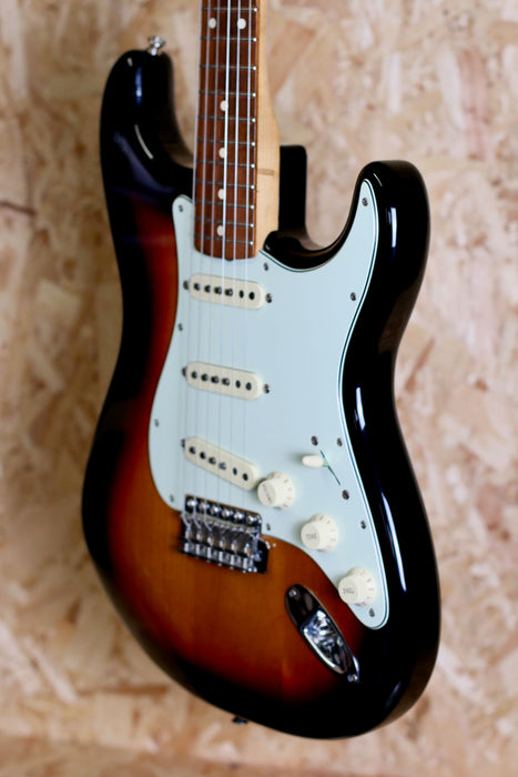 2020 Fender Mex Vintera 60's Stratocaster 3TS Sunburst w/Gigbag - Pre-owned