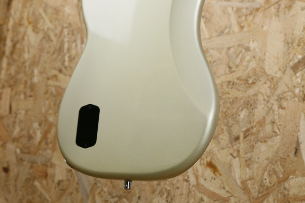 2011 Fender MIM Deluxe Active P Bass Special in Blizzard Pearl - w/Hardcase - Pre-owned