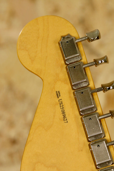 Fender American Professional Classic Jaguar® in 3 Tone Sunburst